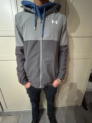 Under armour jack - Riktigt fet under armour jacka i färgen grå. Fett är en annons som du kan skicka pris själv så löser vi det där. 📦✅