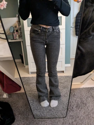 Low waist bootcut jeans  - Stretchiga jeans, jag är ca 160 cm.😊