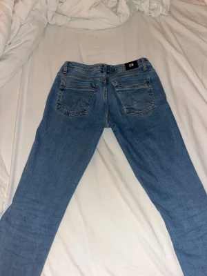 Blå bootcut jeans från LTB - Säljer ett par klassiska blå bootcut jeans från LTB. Jeansen är långa och vädligt låg midja, en snygg tvättad look. Materialet är mjukt denim som sitter skönt och passar perfekt till en avslappnad stil. Är inte helt säker men tror jag köpte jeansen för ca 1000 kr o säljer nu för 600 då de inte syns att de är använda bara ett fåtal gånger!!! 