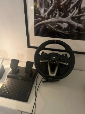 Xbox ratt och pedaler - Säljer en Hori Racing Wheel Overdrive ratt och pedaler till Xbox Series X|S. Använt fåtal gånger och funkar prima. 