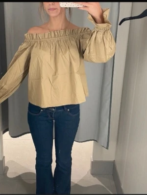 H&M blus  - Super söt blus från H&M som är off shoulder💕storlek M men sitter lika bra som en S/XS💞