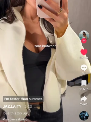 Vit stickad oversized jacka med dragkedja Zara - Stilren vit zip-up jacka från Zara med lång ärm och hög krage. Jackan har en clean look och är tillverkad i ett stickat material som ger en mjuk och bekväm känsla. Perfekt för dig som gillar minimalistisk stil. Slutsåld på hemsidan och i butik, (inte min bild). Den är helt oanvänd med prislappen på.