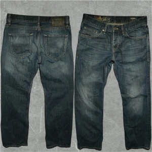 Vintage jeans Straightfit - Riktigt sköna jeans med straight passform, storlek 32/32. Mått: : midja 42cm längd 102cm fotvidd 21cm. Jeansen förekommer med små slitningar men i fortfarande i bra skick. Modellen 183cm. Skriv vid funderingar💬