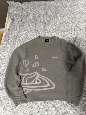 Broken planet sweater - Broken planet sweater i grå. Varsamt använd, väldigt bra skick. Storlek medium.  100% bomull. Pris kan diskuteras