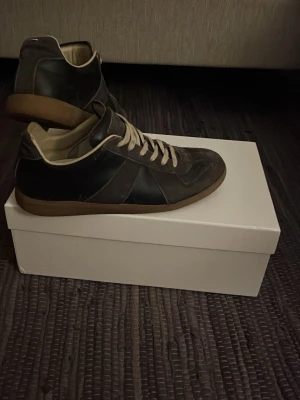 maison margiela gats mörk blå - Riktigt feta skor som passar till allt, skorna är i storlek 41 och sitter helt perfekt på foten. Jag säljer skorna eftersom att de är för små för mig men de är extremt fräscha och snygga så jag rekommenderar verkligen.