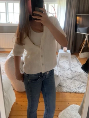 Stickad kofta - Säljer denna suuuper fina kofta 
