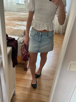 Ljusblå jeanskjol  - Säljer en ljusblå jeanskjol från stradivarius. Den är lågmidjad och verkligen perfekt till sommaren. Storleken är 36 och passar en som vanligtvis har S💓🤗