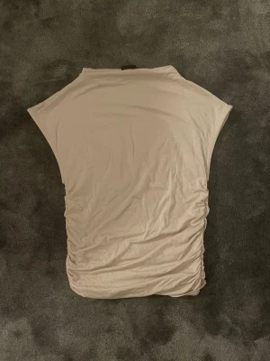 beige gina topp!  - Supersnygg topp från ginatricot som tyvärr inte kommer till användning längre! 💖💖 Jättebra skick och stretchigt