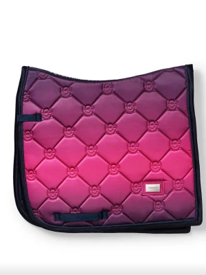 byxor till byte - Säljer ett snyggt schabrak från Equestrian Stockholm i en cool rosa-lila ombre med quiltat mönster och diskret logga. Schabraket har svarta kanter och praktiska kardborreband för enkel fastsättning. Perfekt för dig som vill sticka ut i stallet!