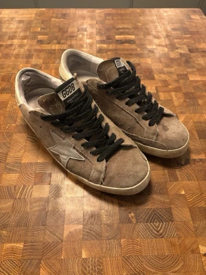 Golden goose skor  - Riktig snygga golden goose skor i storlek 43 || Fint skick || Endast dustbag ingår || Självklart äkta || Skriv för fler frågor eller bilder ||