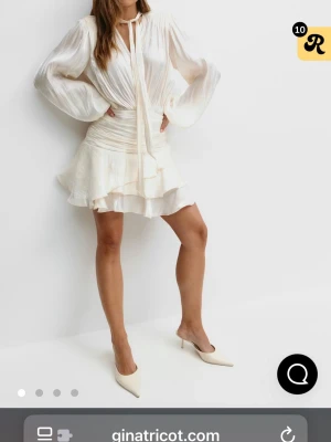 Mini frill dress  - Helt slutsåld klänning ifrån Gina Tricot original pris 600kr 💞Köptes i december 2025, men aldrig fått någon användning för den. Därför aldrig använd och i toppskick! Storlek 34, OBS! Klänningen är ganska kort där bak rekommenderar shorts under 🤩