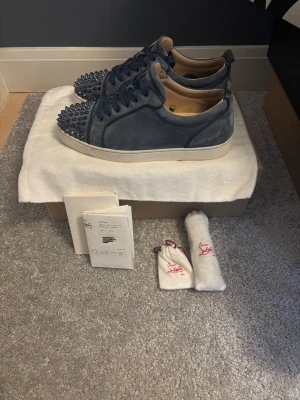 Christian Louboutin 💫 - Christian Louboutin skor i den snyggaste och mest eftertraktade colorway. Storlek 42, skicket är 9/10! ALLT OG medföljer: box, extra snören, extra spikar, dustbags! Plus KVITTO!✅ Säljs endast för rätt bud! Kom dm för fler frågor! Eller bilder! 