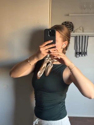 Two-way topp - Säljer denna mörkt gröna two way topp! Går att ha med rund halsringning eller hög. Perfekt att matcha med olika accessoarer och passar till många olika outfits. Materialet känns mjukt och stretchigt, vilket gör den bekväm att bära och ett två i ett plagg⭐️