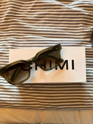 Gröna solglasögon från CHIMI - Ett par solglasögon ifrån Chimi, färgen grön. Storlek L. Använda en del. Bågarna är lite lösa men går nog att skruva till.🙂