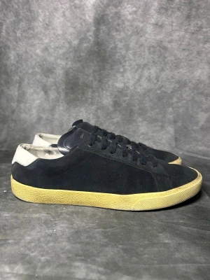 Saint laurent courtclassic SL/06 sneakers - Mycket fint skick | Size 43  | inget medföljer |fraktar spårbart inom 24 timmar |  för att köpa klicka ” köp nu” | vid frågor skriv ett meddelande |