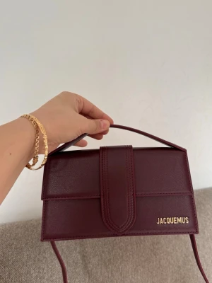 VINRÖD JQ - Vinröd väska med gulddetaljer. COPY ‼️ fast pris. 