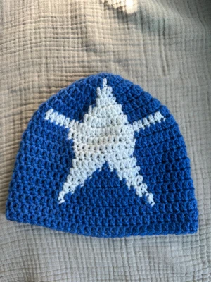 Virkad mössa - Egentillverkad virkad mössa i ett blått och vitt garn. Tvättas i 30 grader
