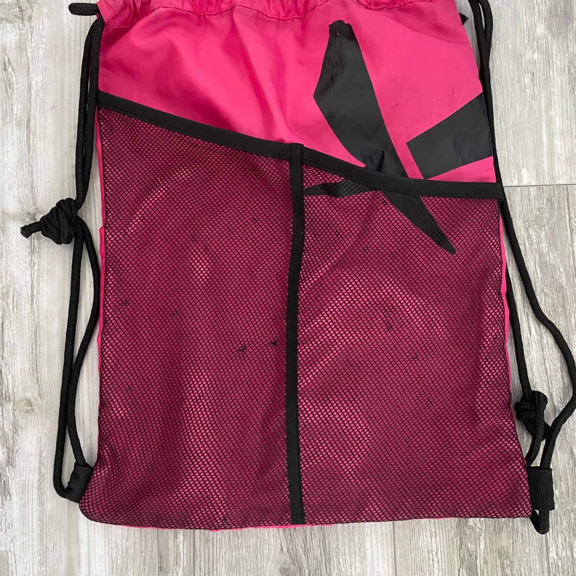 Rosa gympåse med svart meshficka