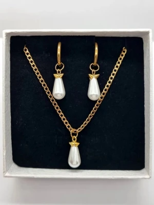 Handgjort halsband inspirerat av Maria Nilsdotter  - Smyckesetet påminner om Maria Nilsdotter. Material-rostfritt stål. Örhängen längd-3,7cm, halsband längd-40cm. Vid köp berlocker som kan bytas ut, Se ingår tvā extra själva hänget är ömtåligt och känsligt för stötar.