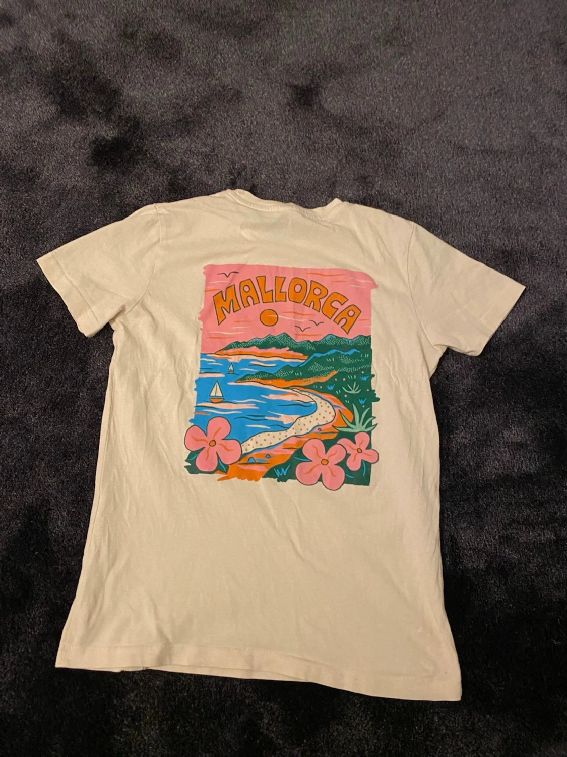 Vit t-shirt med Mallorca-tryc( ingår armband) - 1