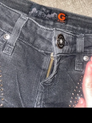 Guess shorts  - Jätte fina Lågmidjade guess shorts💕 svarta jeans shorts. Trendiga 💕