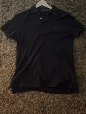 Mörkblå pikétröja från Polo Ralph Lauren - Säljer min mörkblå polo piké den är oanvänd och passar i s/m