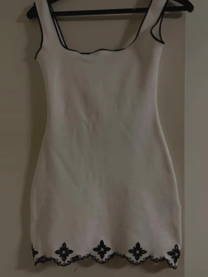 Vit kort klänning med svarta detaljer - Populär Zara klänning oanvänd 