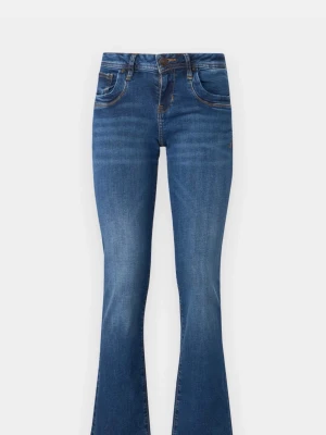 Blå bootcut jeans - Säljer ett par blå bootcut jeans med lätt slitna detaljer och klassiska fem fickor. Jeansen har en låg midja och är tillverkade i stretchigt denimmaterial som ger en skön passform. Perfekt för dig som gillar en retrostil och vill ha ett par riktigt snygga jeans 