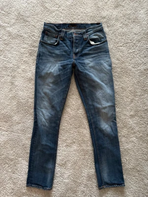 Nudie jeans  - Snygga Nudie jeans med tvätt! Storlek W30 L32. Om du har några frågor skriv till mig! Modell: grim Tim. 