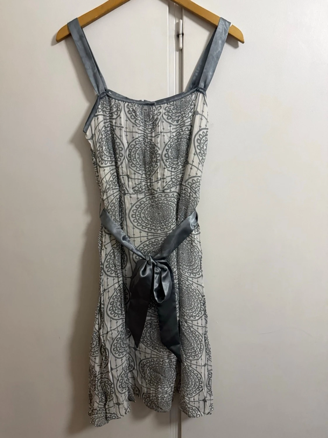 Vit och grå kortklänning med mönster från Flash - 3