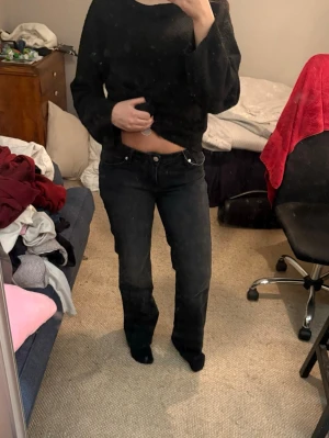 Svarta raka jeans - Säljer ett par svarta jeans med rak passform från bershka. Jag skulle säga att dom är mid till low waist. Dom är i storlek 38 tall, jag är 168 och dom är perfekt längd för mig!🩷Dom kostar ny pris 400kr och nästan helt oanvända🩷🩷