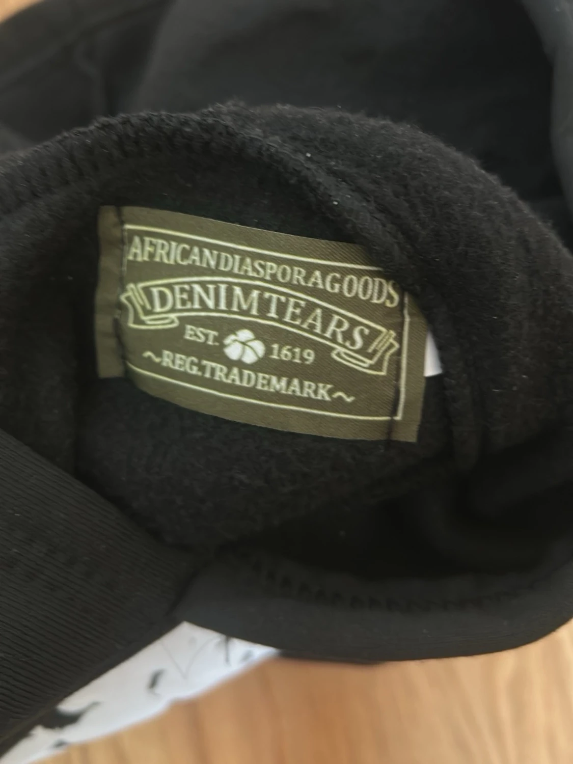 Svart hoodie med vita blommönster - 2