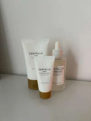 Nytt! Skin1004 Centella hudvårdsset - Säljer ett hudvårdsset från Skin1004 med serien Madagascar Centella. Två stycken helt nya  moisturizers, varav en är full size och en resestorlek. Och ett serum, brightening ampoule. Serumet är testat en gång men annars helt nytt.