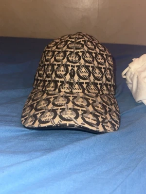 Äkta ferragamo keps - Ferragamo keps ÄKTA köpt på farfetch för 3400 kr+