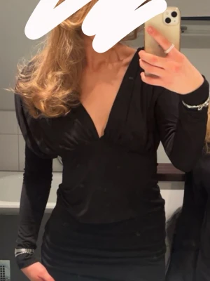 Blus utan rygg - Säljer en jättefin fest topp med öppen rygg! Riktigt snygg på middag eller fest! Endast använd ett par gånger. Storlek S