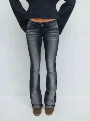 Gina Young 14+ ultra low rhinestone jeans - Trendiga Ultra Low Rhinestone jeans från Gina Tricot. Lågmidjade jeans med fina rhinestone-detaljer som ger lite extra sparkle. Väldigt snygga och perfekta om man gillar en Y2K-inspirerad stil.  Storlek: 164 Märke: Gina Tricot Modell: Ultra Low Rhinestone Jeans Skick: Bra skick  Lägsta jag kan ta emot är 10% eftersom jag har bara haft på mig den två gånger där några av stenarna har gått bort.  Säljs eftersom de inte kommer till använd längre. Hör av dig om du vill ha fler bilder eller har frågor