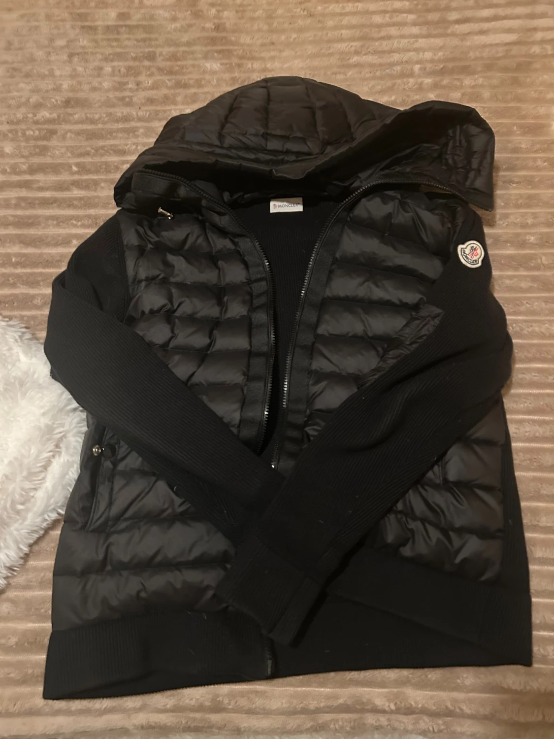 Svart dunjacka med huva från Moncler