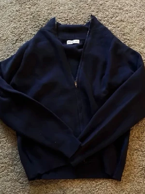 Mörkblå ziptröja från VIELLAS - Säljer en snygg zip tröja från viellas. Skick 10/10 aldrig använd. Pris kan ej diskuteras.