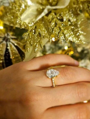 18k Guldpläterat ring - Snygg guldfärgad ring med en stor, droppformad klar sten i mitten och små gnistrande stenar längs bandet. Ringen har en elegant och lyxig look den är storlek 6 och aldrig använt men har ingen låda till den kvar tyvär , köpt för 450 i en smyckes butik i Stockholm
