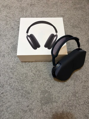 Apple AirPods Max  - Snygga Apple AirPods Max i svart med stilren design och mjuka öronkuddar i memory foam. Bygeln är i mesh och aluminium, vilket ger både komfort och premiumkänsla. Kommer med smart case för skydd och enkel förvaring. Perfekta för musik, gaming eller film.