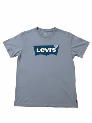 Blå Levi's t-shirt - En fin t shirt från Levis i storlek M. Den är i väldigt bra skick. Passar perfekt till sommaren. Inga defekter alls. Hör av er vid frågor! 😁