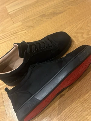 Svart loubs  - Svarta mocka skor storlek 43 inget og följer med. Använda några gånger. Passar riktigt bra till en stilig look. Och till allt.