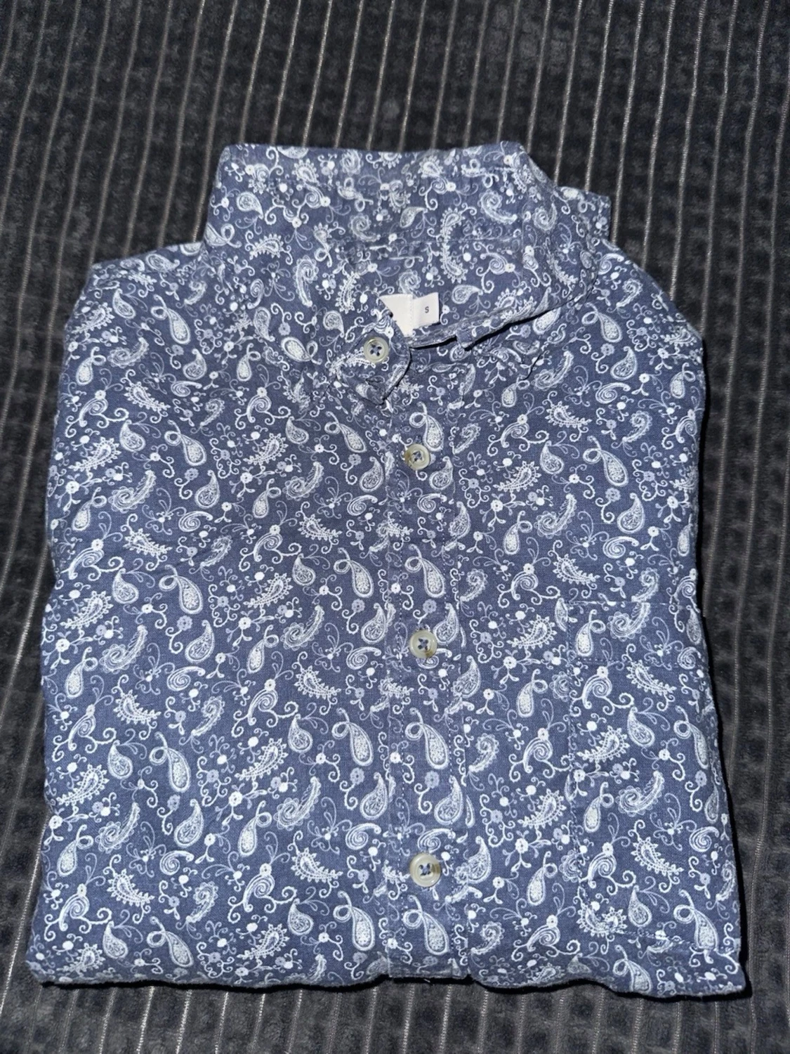 Blå skjorta med paisleymönster