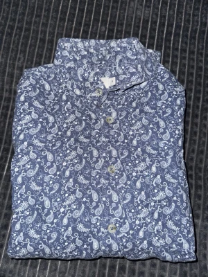 Blå skjorta med paisleymönster - Snygg skjorta köpt på dressman!