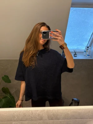 Mörkblå stickad tröja  - Navy blue - stickad tröja. Storlek M. Korta ärmar 🙌🏼🙌🏼🙌🏼 