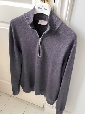 Gran sasso quarter zip - Gran sasso quarter zip i skön grå färg. Extremt bra kvalité med najs passform. Inga defekter och passar bra på modellen som bär storlek 50 vilket motsvarar ungefär en M. Modellen är 180 cm 75 kg! Som ny 👍