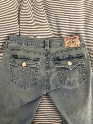 True Religion jeans - ljusblå true religion jeans i modellen joey. de har lite slitage vid hälarna (se bild 5) och ett litet sträck vid båda benen längst ner efter de varit uppsydda men inget man tänker på!.  annars i gott skick😊 