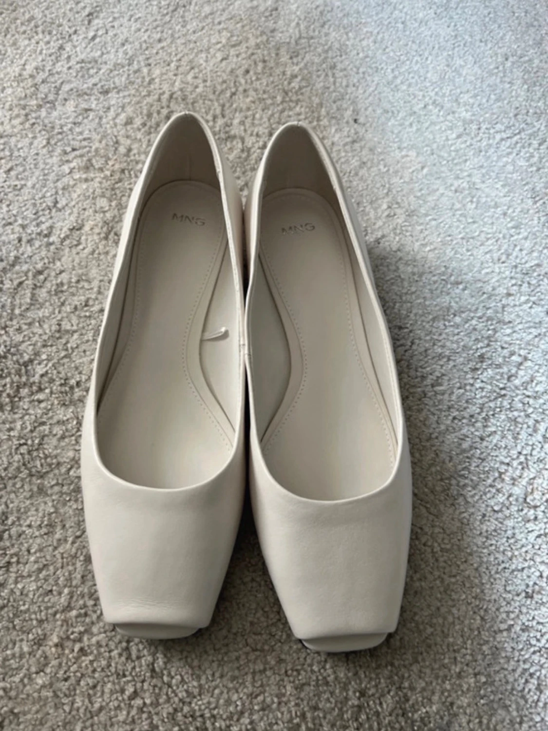 Vita ballerinaskor med låg klack MNG - 1