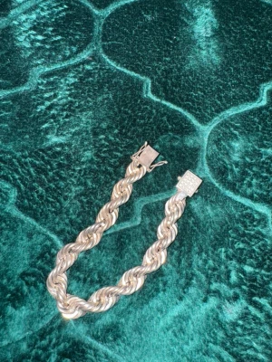 Cordell set silver - Otroligt fint cordell set från Gelanos Jewellery. Armband i 925 silver med vitguld plätering och 20st vvs1 0,01 diamanter 10mm . Halsband i 925 silver med vitguld plätering 60cm och 7mm bred. Båda är köpta för 10 tusen. Kvitto kan ordnas samt videos osv.