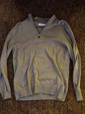 Beige halvzip-tröja från Lacrosse - Snygg beige halfzip tröja från Lacrosse med halv dragkedja. Tecken på avdvänding vän bra helhet. Tröjan har en klassisk passform och är tillverkad i mjukt material, perfekt för lager-på-lager-stil. Fråga om ni undrar nått!